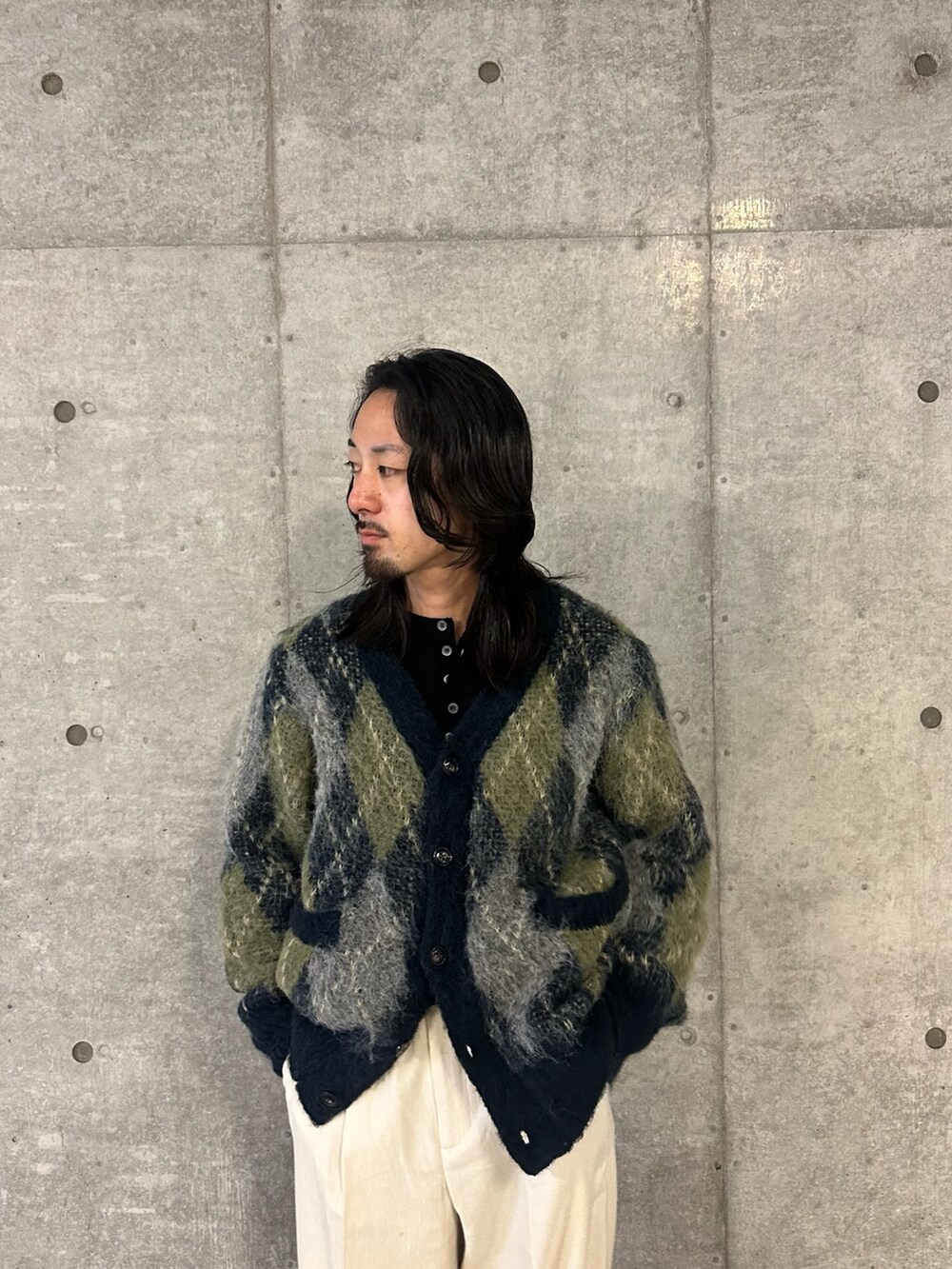 ベージュ系のその他パンツ、ブルー系のニット/セーターを着用したメンズの秋コーディネートの2枚目の写真