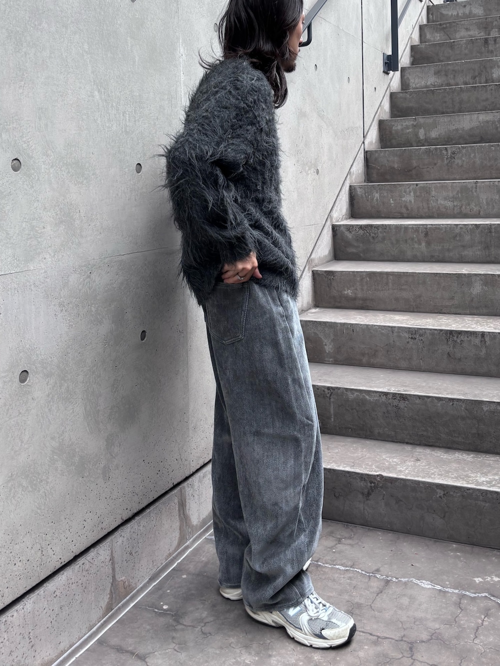 グレー系のニット/セーター、ブラック系のその他パンツを着用したメンズの秋コーディネートの4枚目の写真