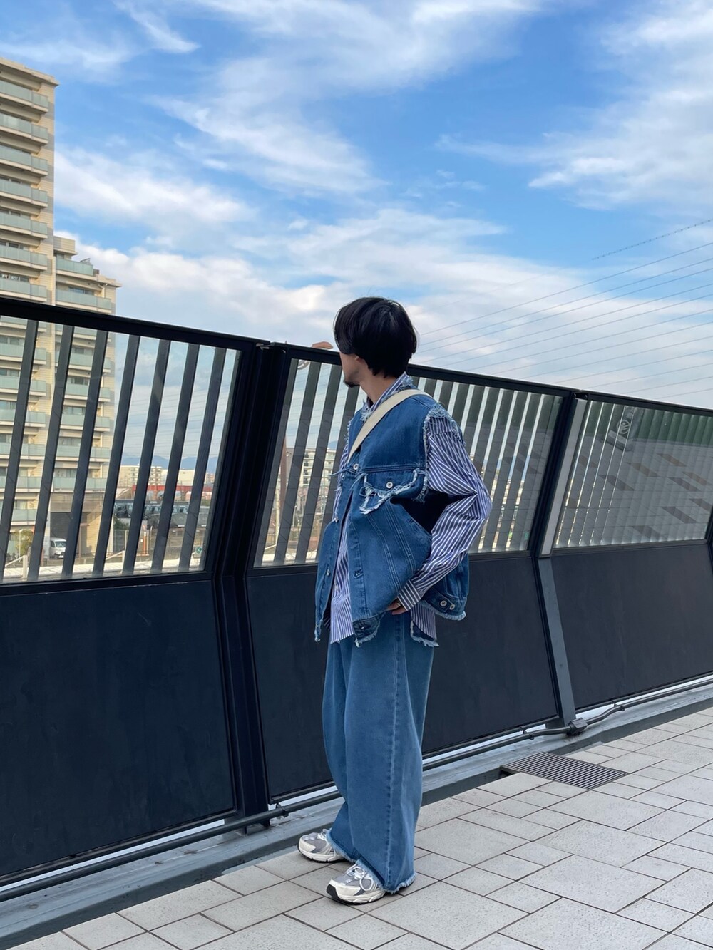 ブルー系のデニムジャケット、ブルー系のデニムパンツ、その他のシャツ/ブラウスを着用したメンズの春コーディネートの2枚目の写真