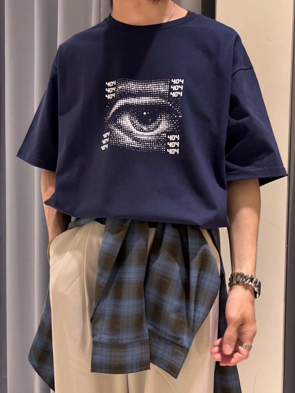 ベージュ系のその他パンツ、ブルー系のTシャツ/カットソー、グレー系のシャツ/ブラウスを着用したメンズの春コーディネートの2枚目の写真
