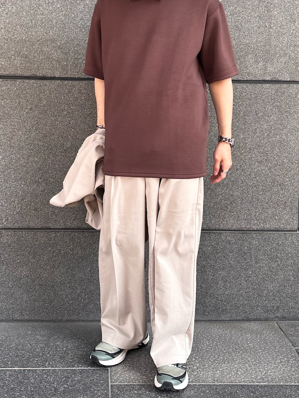 ブラウン系のTシャツ/カットソー、ベージュ系のその他パンツを着用したメンズの春コーディネートの3枚目の写真