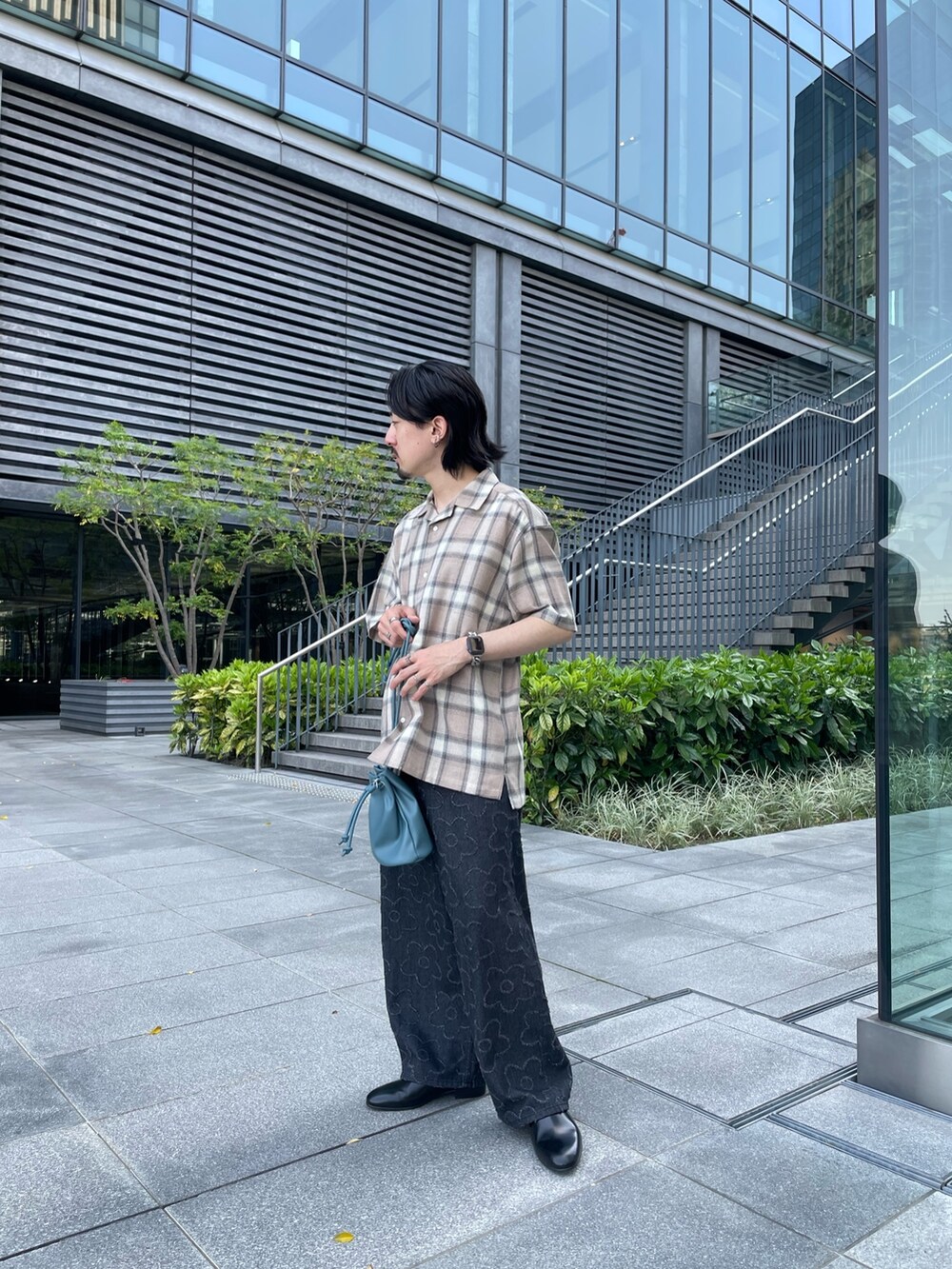 その他のシャツ/ブラウス、ブラック系のデニムパンツを着用したメンズの春コーディネートの2枚目の写真