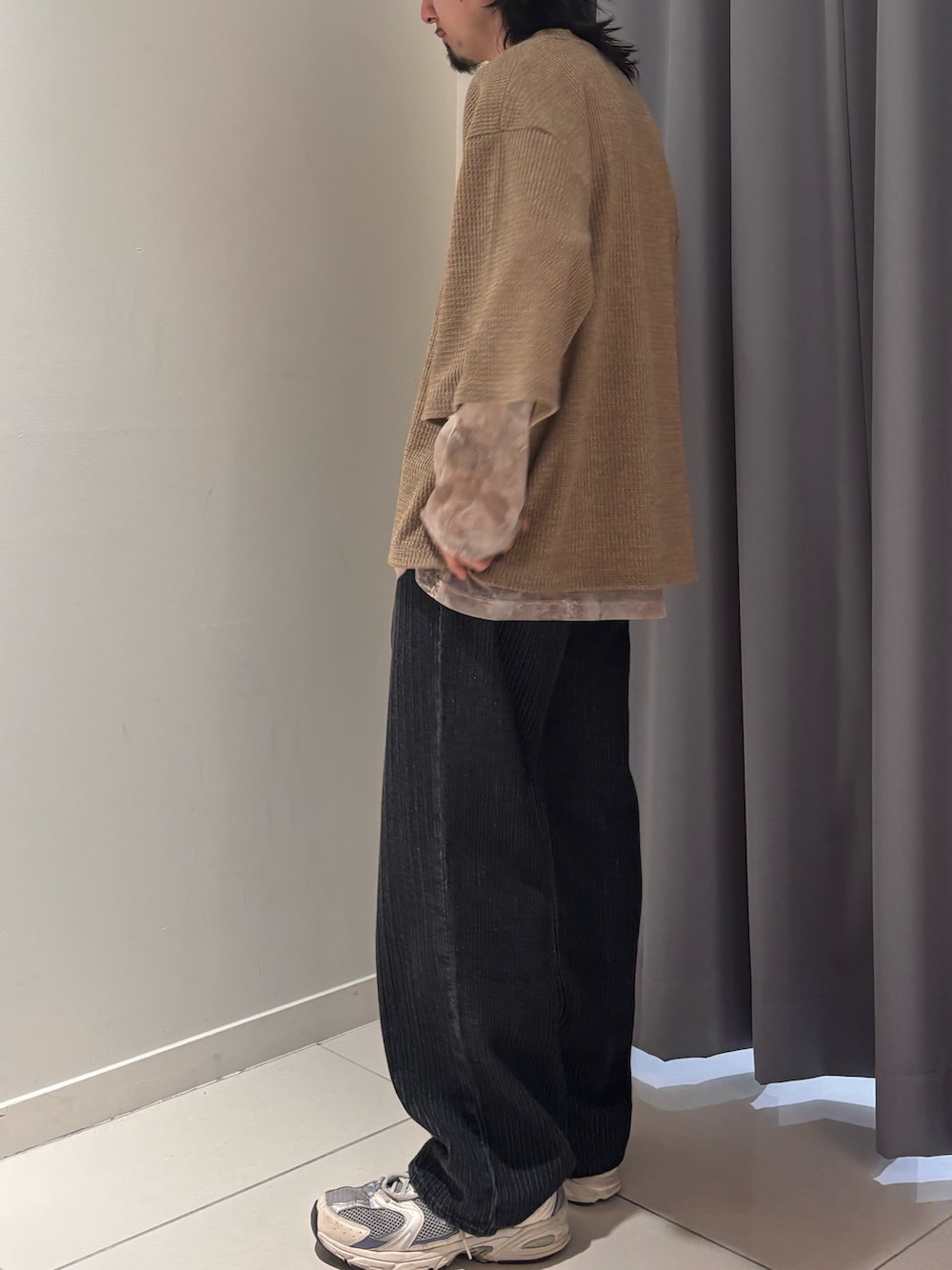 グリーン系のTシャツ/カットソー、ベージュ系のTシャツ/カットソー、ブラック系のその他パンツを着用したメンズの春コーディネートの3枚目の写真