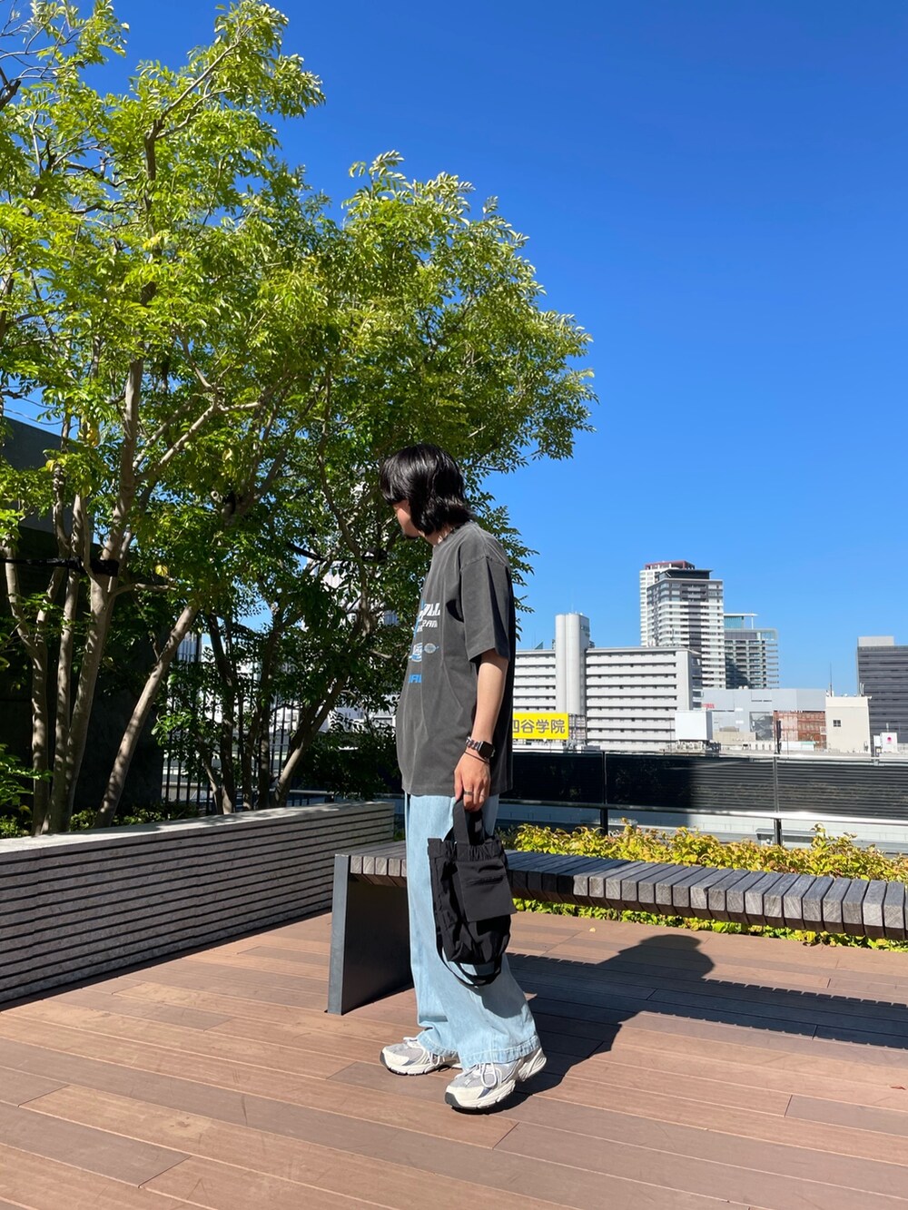 ブラック系のTシャツ/カットソー、ブルー系のデニムパンツを着用したメンズの夏コーディネートの2枚目の写真