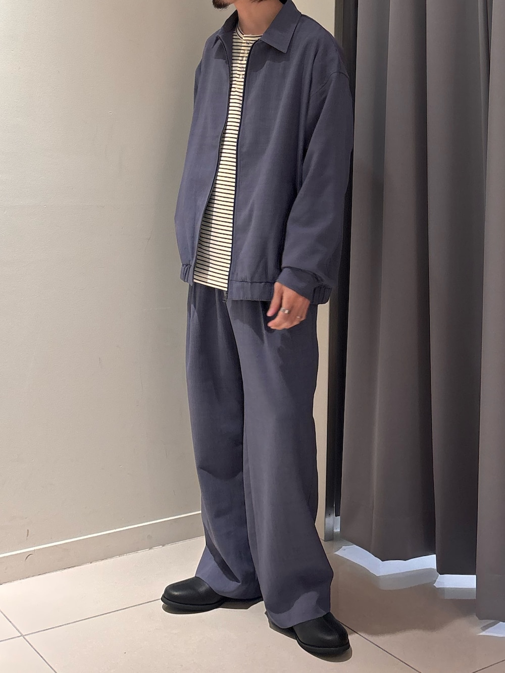 パープル系のその他パンツ、パープル系のブルゾン、ホワイト系のTシャツ/カットソーを着用したメンズの春コーディネートの2枚目の写真