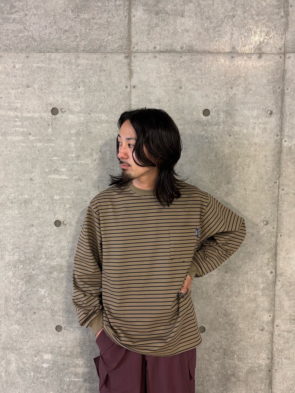 パープル系のその他パンツ、ベージュ系のTシャツ/カットソーを着用したメンズの秋コーディネートの3枚目の写真