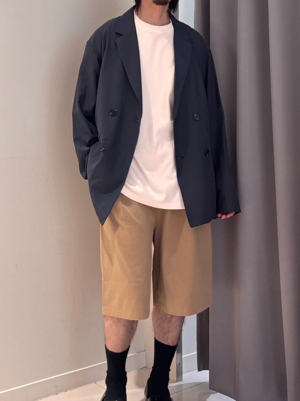 ブルー系のその他アウター、ベージュ系のその他パンツを着用したメンズの夏コーディネートの3枚目の写真