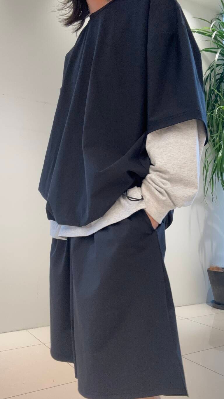 ブラック系のTシャツ/カットソー、ブラック系のその他パンツを着用したメンズの春コーディネートの7枚目の写真