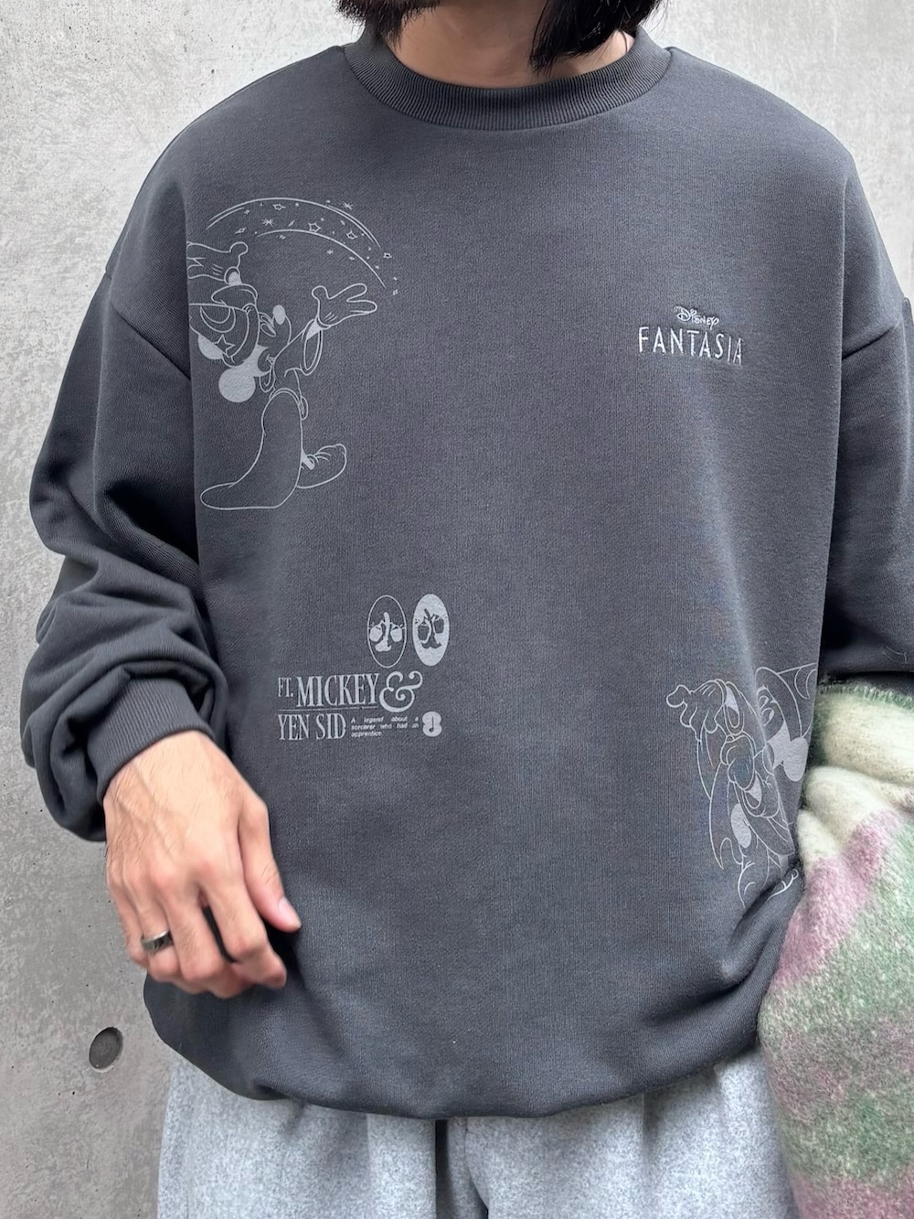 グレー系のスウェット、グレー系のその他パンツ、グリーン系のマフラーを着用したメンズの冬コーディネートの4枚目の写真