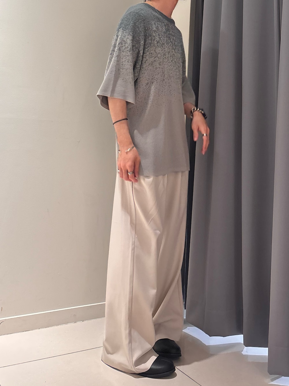 ベージュ系のその他パンツ、グリーン系のニット/セーターを着用したメンズの春コーディネートの3枚目の写真