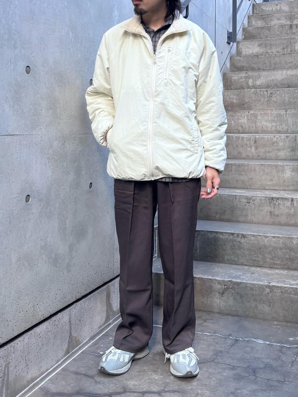 グレー系のその他パンツ、ブラウン系のシャツ/ブラウス、ホワイト系のブルゾンを着用したメンズの秋コーディネートの3枚目の写真