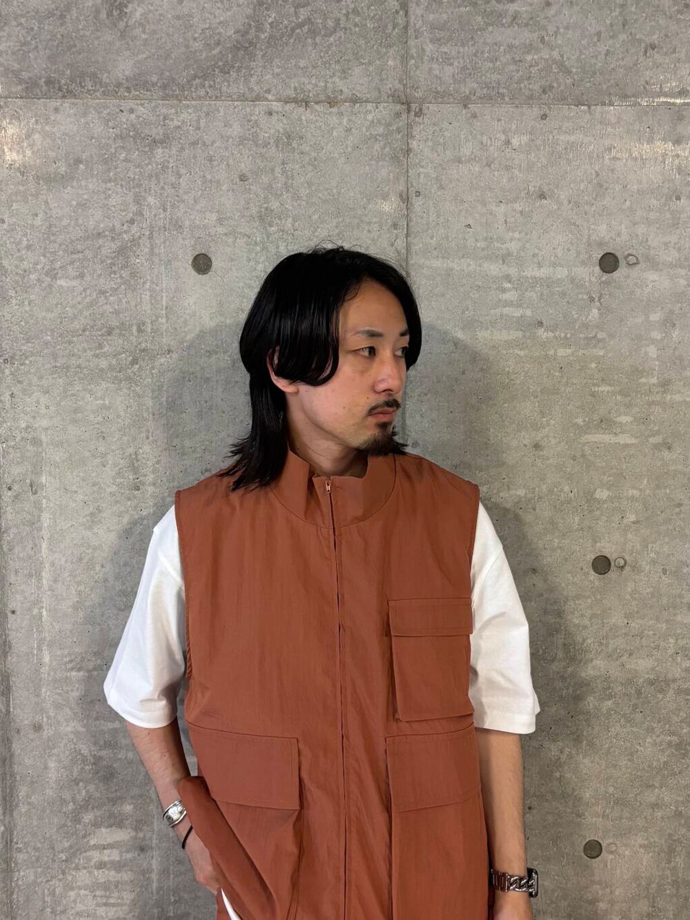 「ビッグシルエット、セットアップ、ベスト、オレンジ、カーゴパンツ、低身長、senseofplace、夏コーデ、プチプラ、休日スタイル、低身長コーデ、ユーティリティ、20代後半、細身」｜「SENSE OF PLACE by URBAN RESEARCHのユーティリティワイドカーゴパンツ（カーゴパンツ、オレンジ系）」を使った、Ryot@さん（メンズ・159cm）の夏コーディネートの4枚目の写真