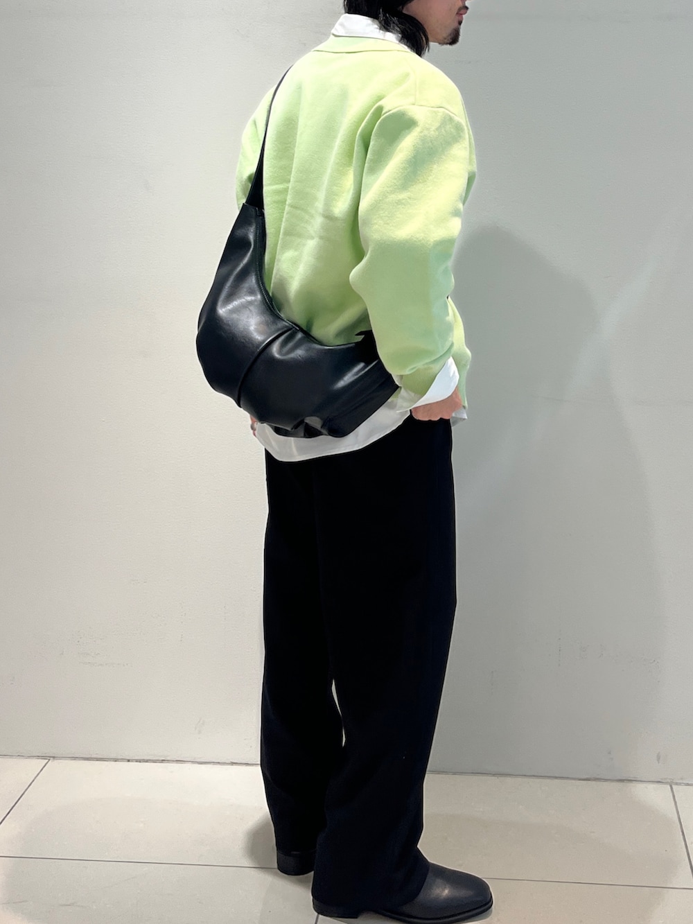 グリーン系のカーディガン/ボレロ、ホワイト系のシャツ/ブラウス、ブラック系のスラックスを着用したメンズの冬コーディネートの3枚目の写真