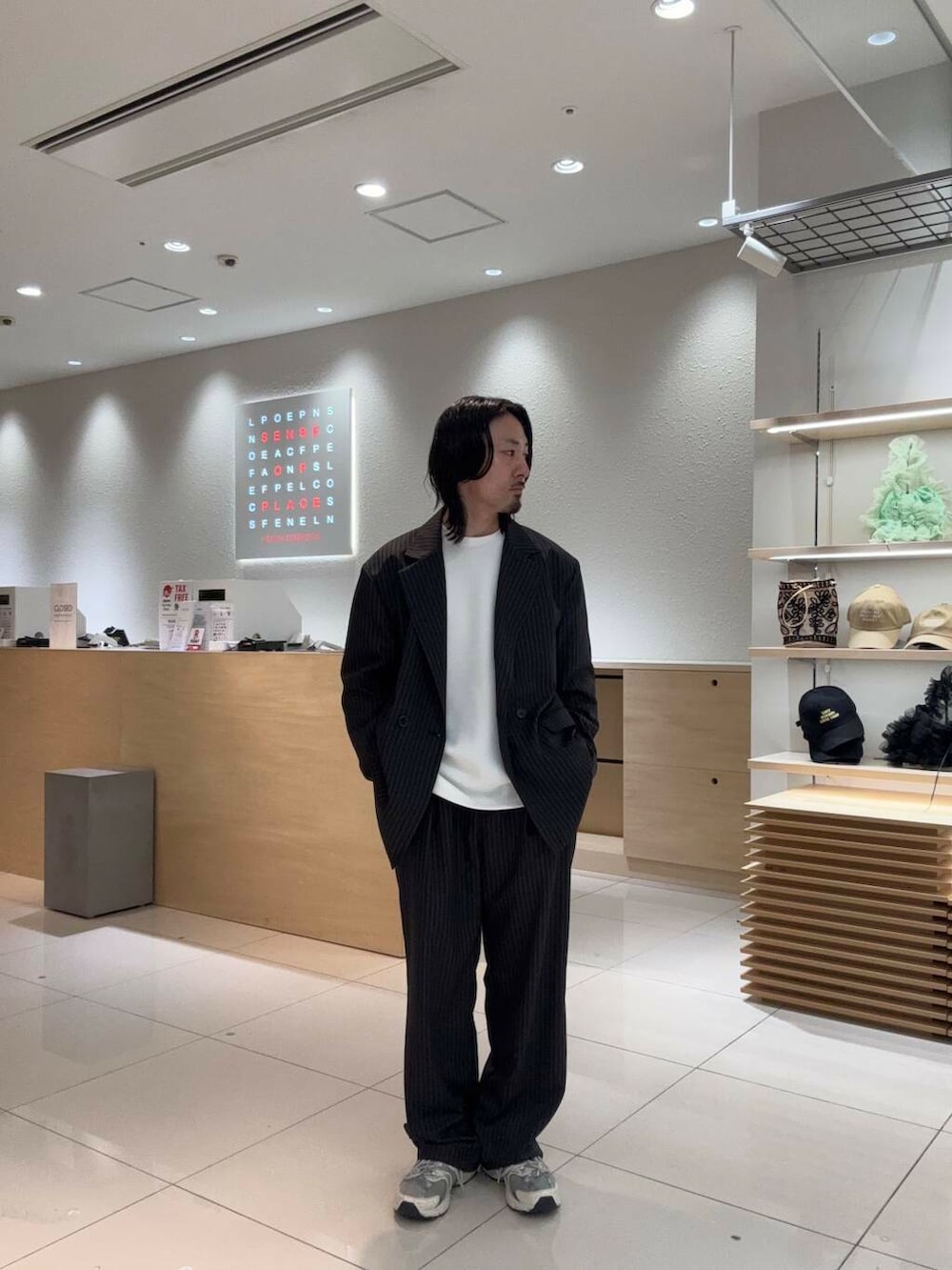 ブルー系のその他アウター、ブルー系のその他パンツを着用したメンズの春コーディネートの2枚目の写真