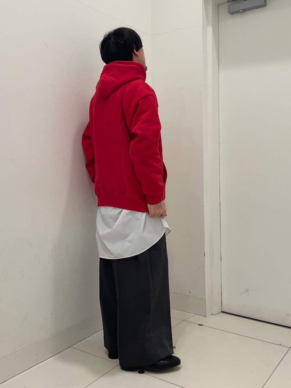 レッド系のパーカー、ベージュ系のその他パンツ、グレー系のシャツ/ブラウスを着用したメンズの冬コーディネートの2枚目の写真