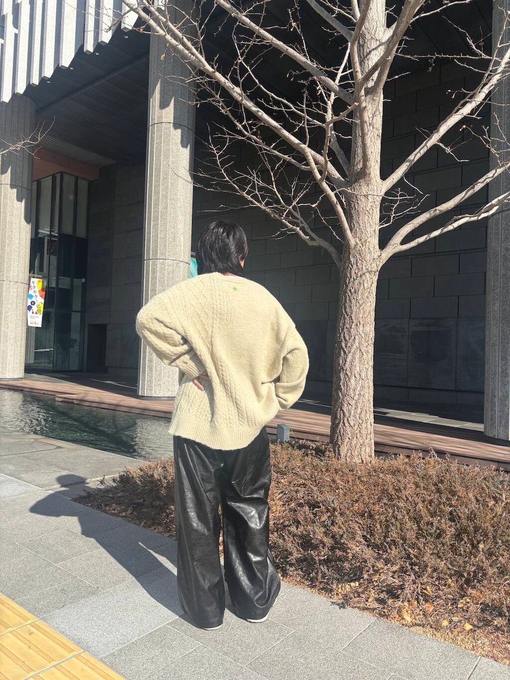 ブラック系のその他パンツ、ベージュ系のニット/セーターを着用したメンズの冬コーディネートの2枚目の写真