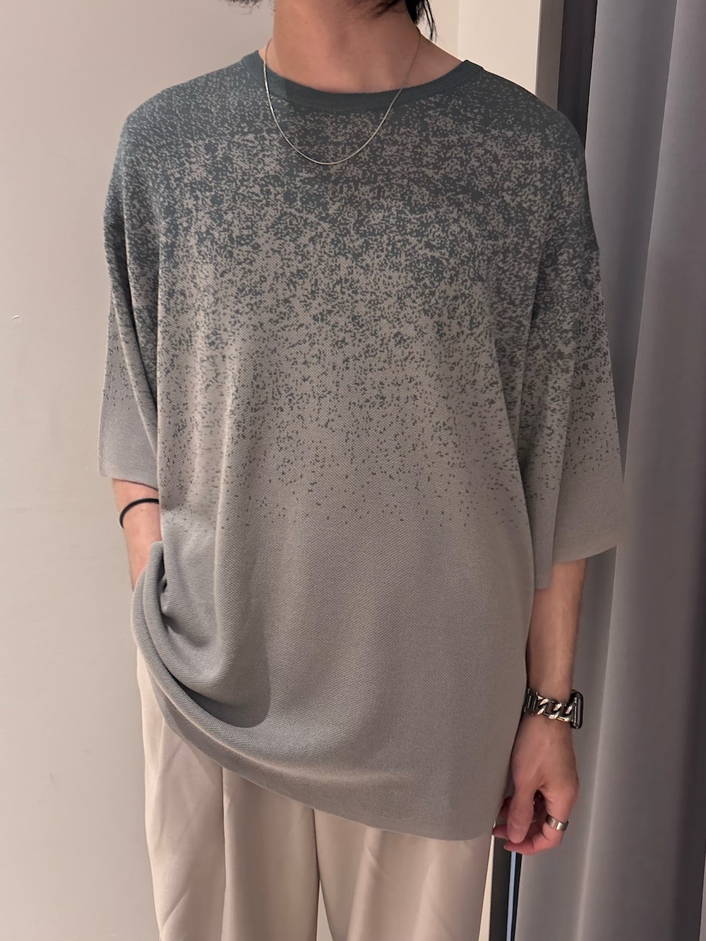 ベージュ系のその他パンツ、グリーン系のニット/セーターを着用したメンズの春コーディネートの2枚目の写真