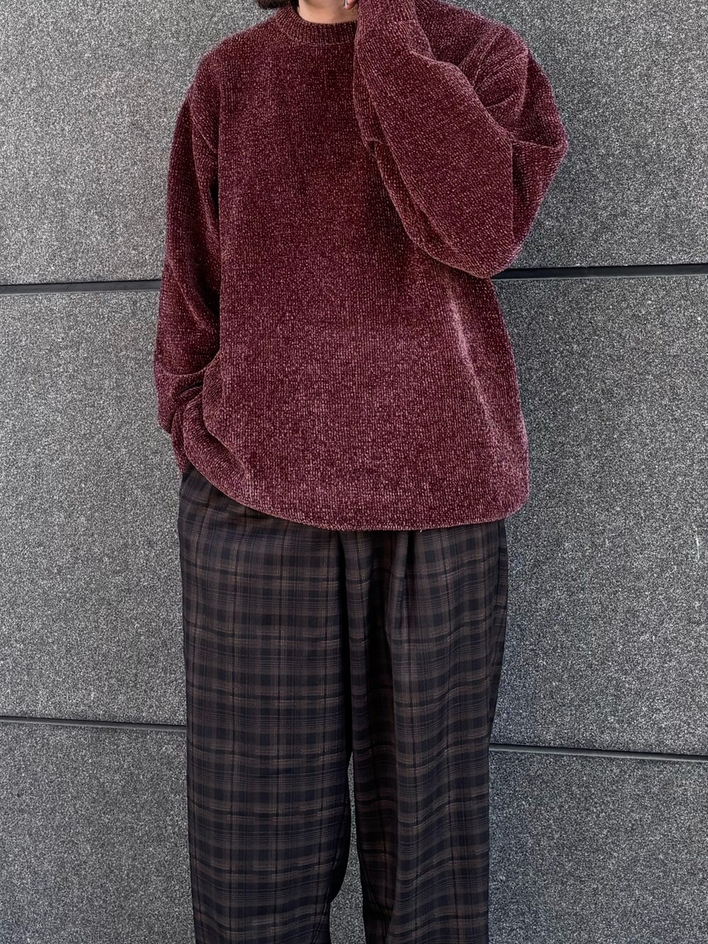 ブラウン系のニット/セーター、ブラウン系のその他パンツを着用したメンズの冬コーディネートの2枚目の写真