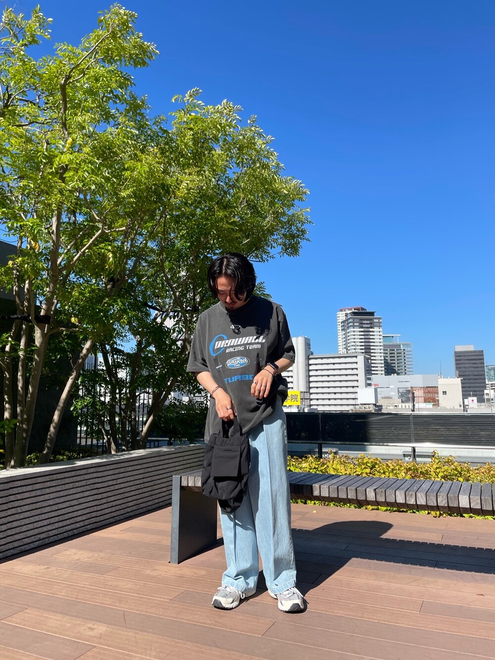 ブラック系のTシャツ/カットソー、ブルー系のデニムパンツを着用したメンズの夏コーディネートの3枚目の写真