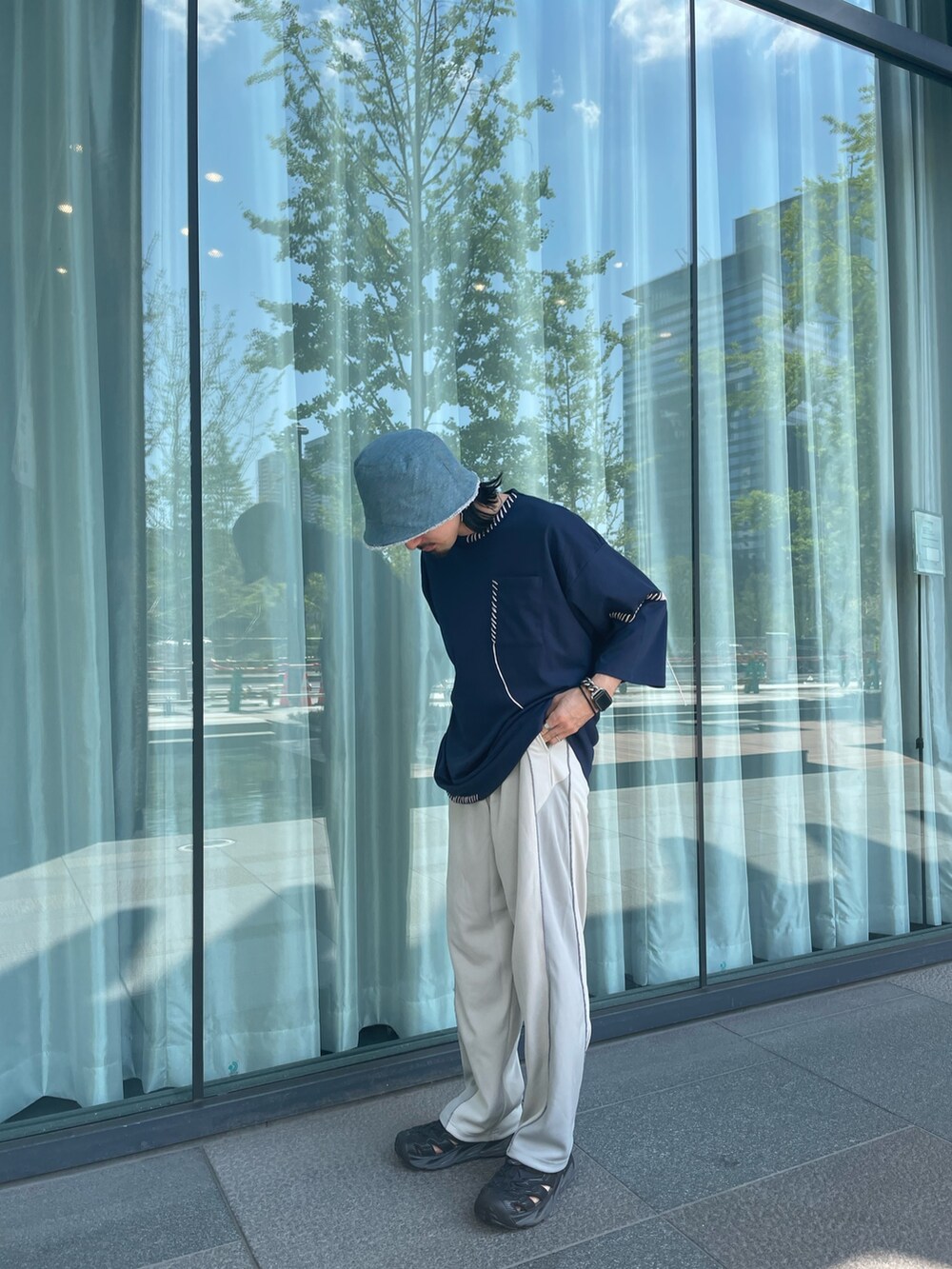 ブルー系のTシャツ/カットソー、グレー系のその他パンツ、ブルー系のハットを着用したメンズの夏コーディネートの2枚目の写真