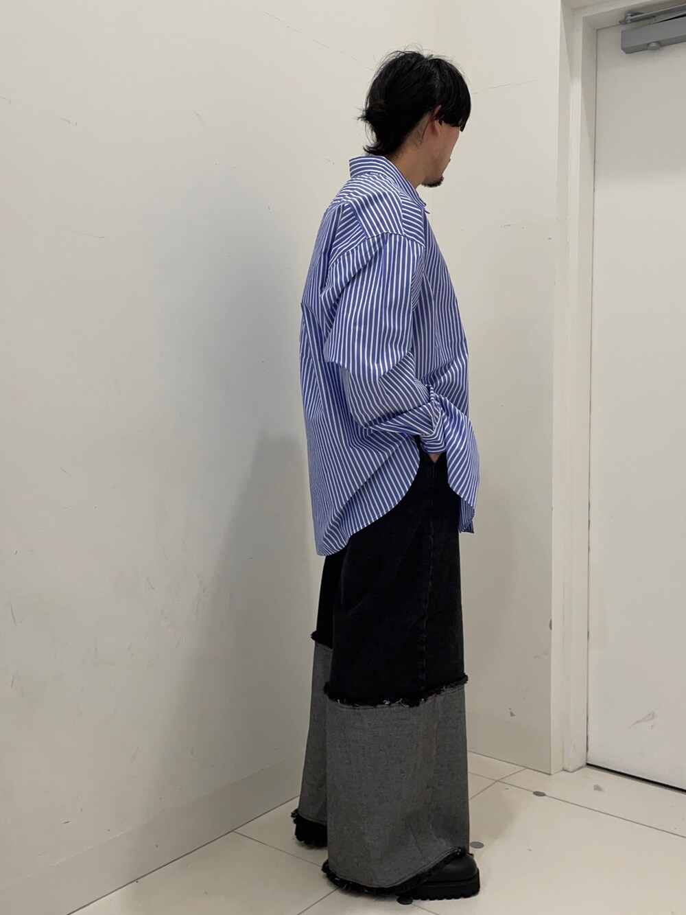 ホワイト系のシャツ/ブラウス、ブラック系のデニムパンツを着用したメンズの秋コーディネートの2枚目の写真