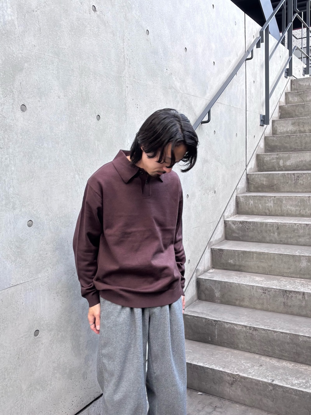 ブラウン系のニット/セーター、グレー系のその他パンツを着用したメンズの秋コーディネートの4枚目の写真