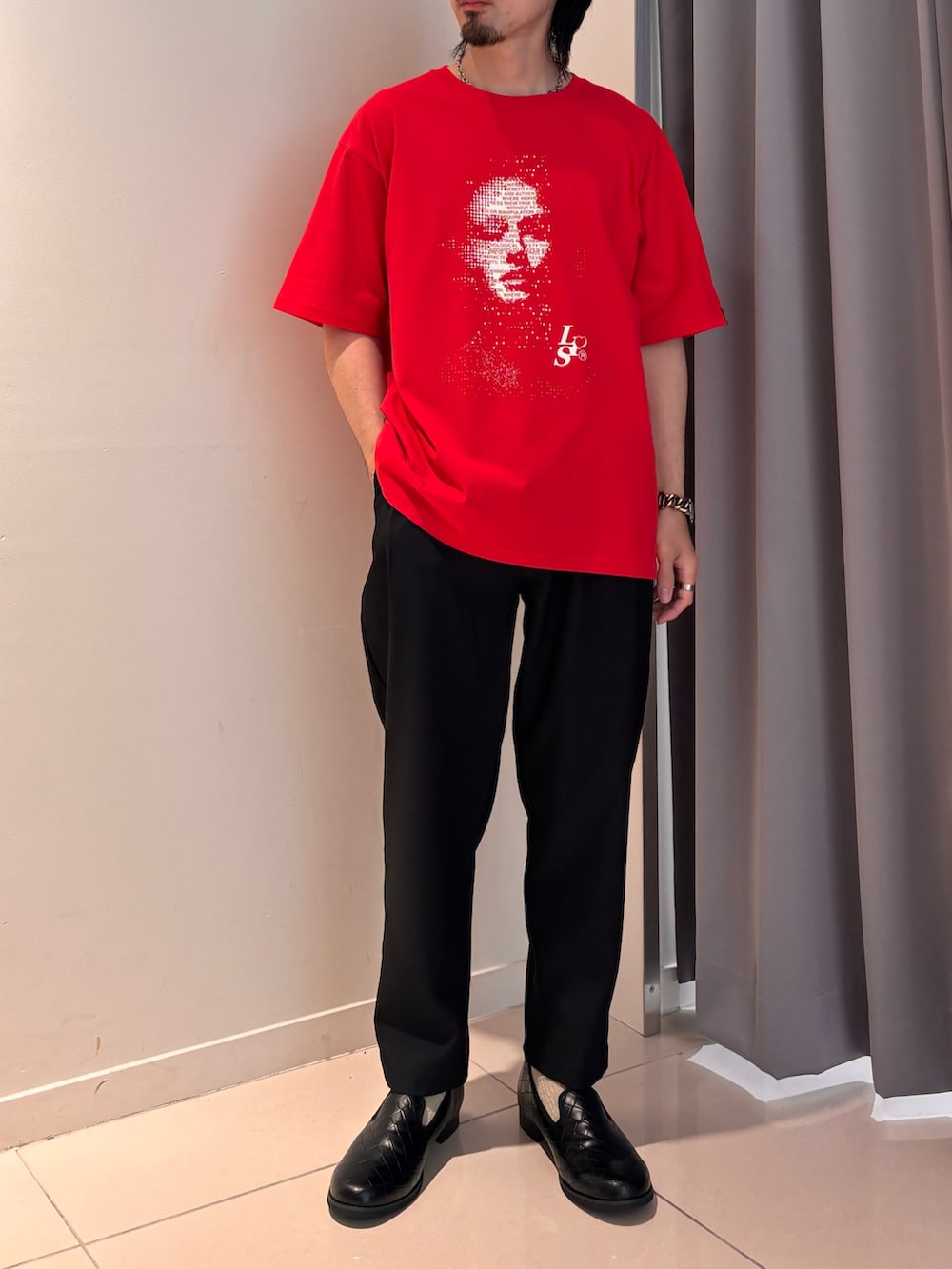 ブラック系のその他パンツ、レッド系のTシャツ/カットソーを着用したメンズの春コーディネートの4枚目の写真