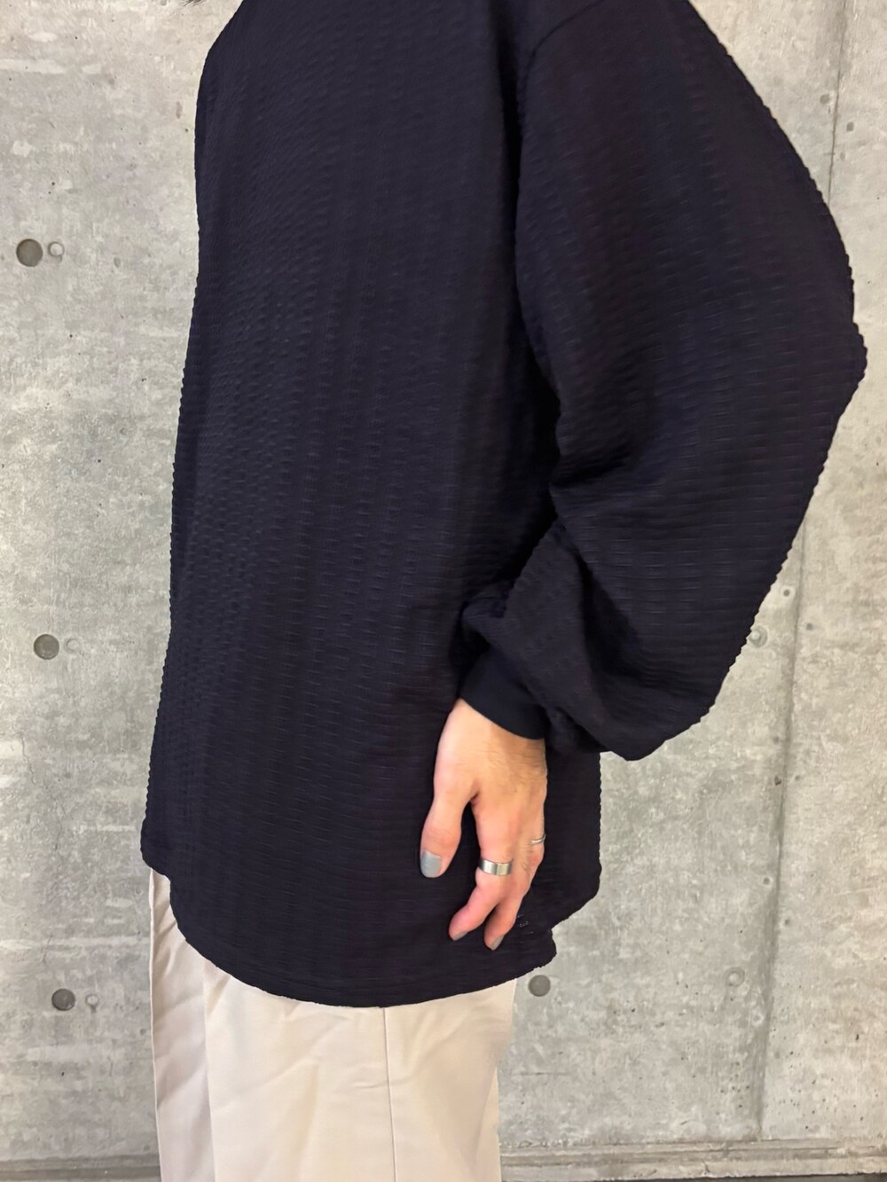 パープル系のTシャツ/カットソー、ベージュ系のその他パンツを着用したメンズの秋コーディネートの5枚目の写真