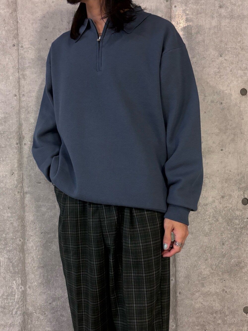 ブルー系のニット/セーター、グリーン系のその他パンツを着用したメンズの秋コーディネートの2枚目の写真