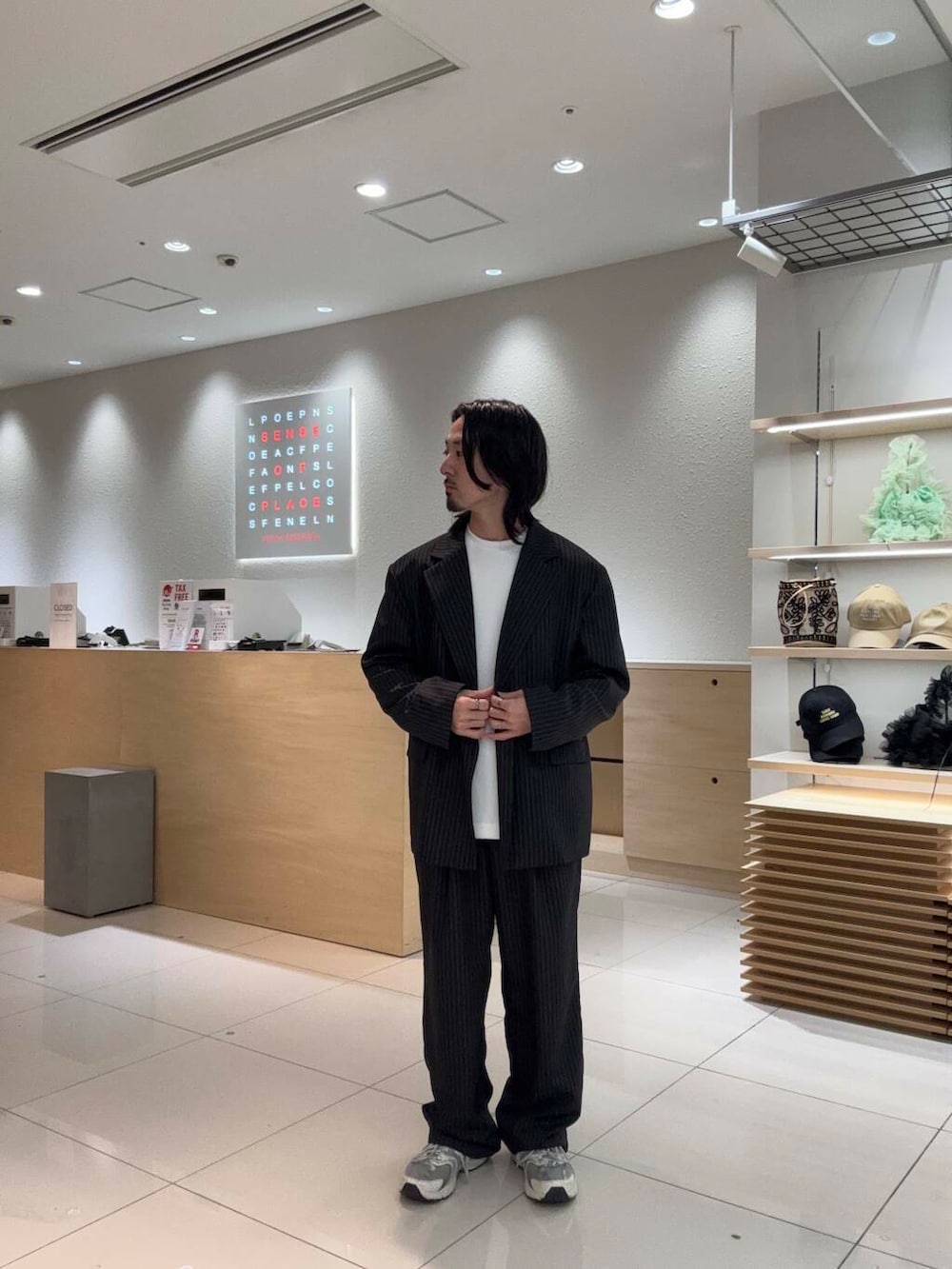 ブルー系のその他アウター、ブルー系のその他パンツを着用したメンズの春コーディネートの3枚目の写真