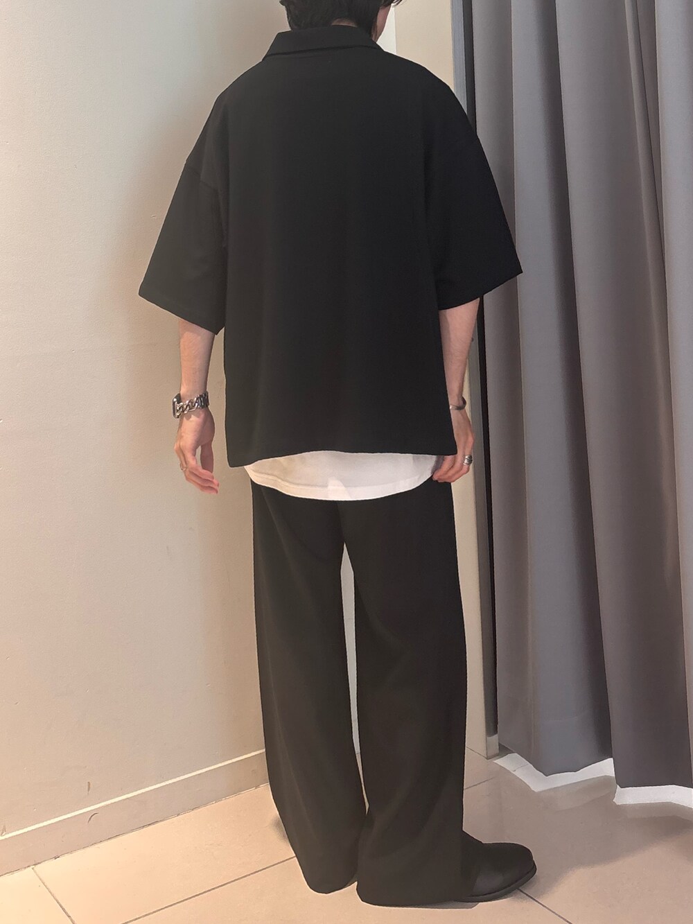 ブラック系のその他パンツ、ブラック系のTシャツ/カットソー、ホワイト系のタンクトップを着用したメンズの夏コーディネートの4枚目の写真