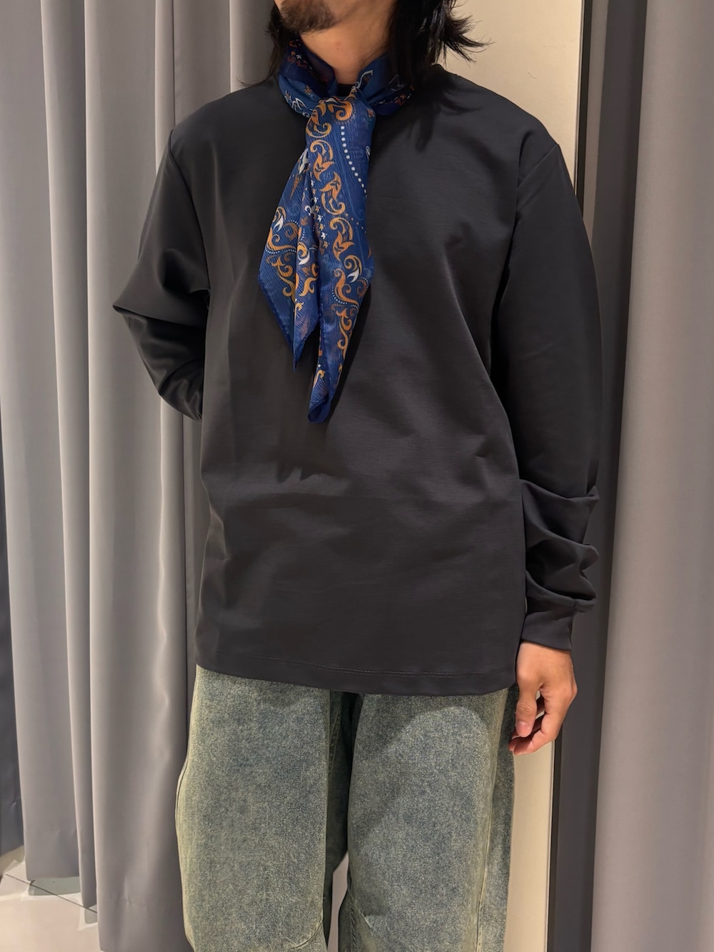 ブルー系のデニムパンツ、グレー系のTシャツ/カットソーを着用したメンズの夏コーディネートの2枚目の写真