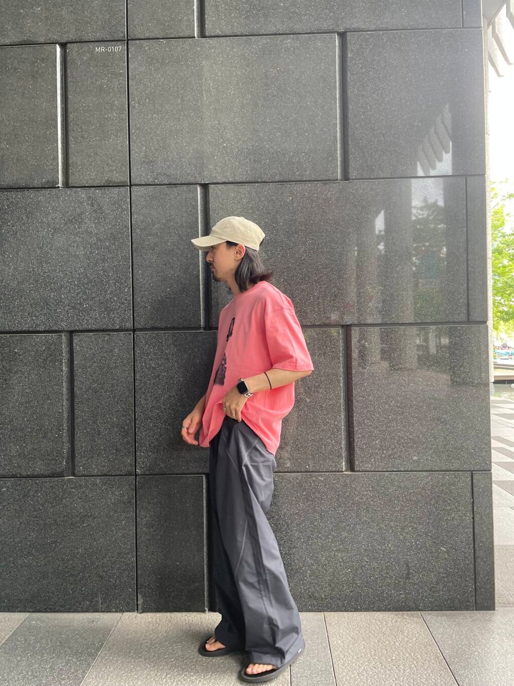 その他のその他パンツ、ピンク系のTシャツ/カットソーを着用したメンズの夏コーディネートの3枚目の写真