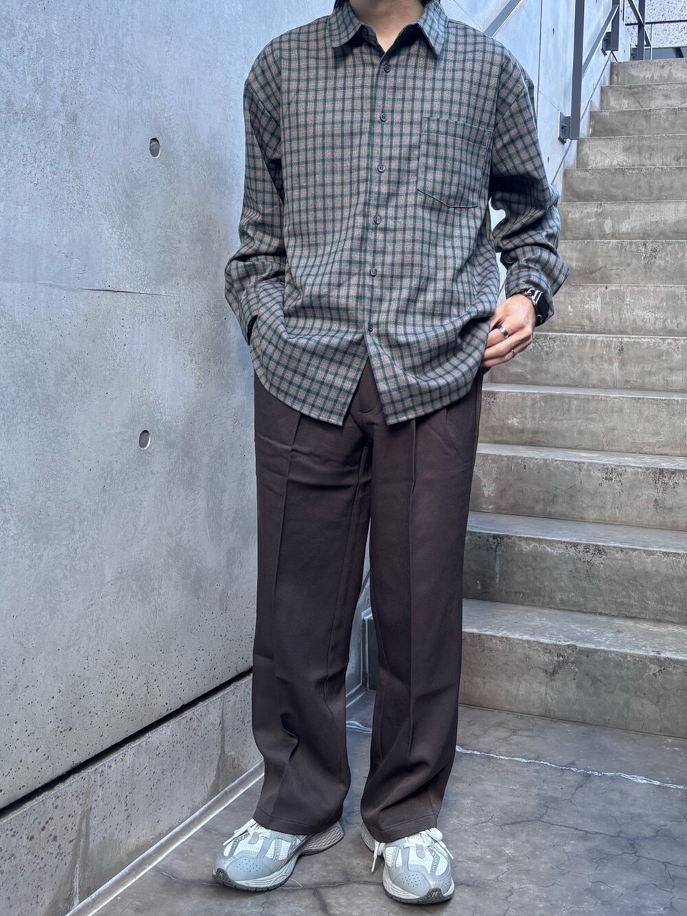 ブラウン系のシャツ/ブラウス、グレー系のその他パンツを着用したメンズの秋コーディネートの3枚目の写真