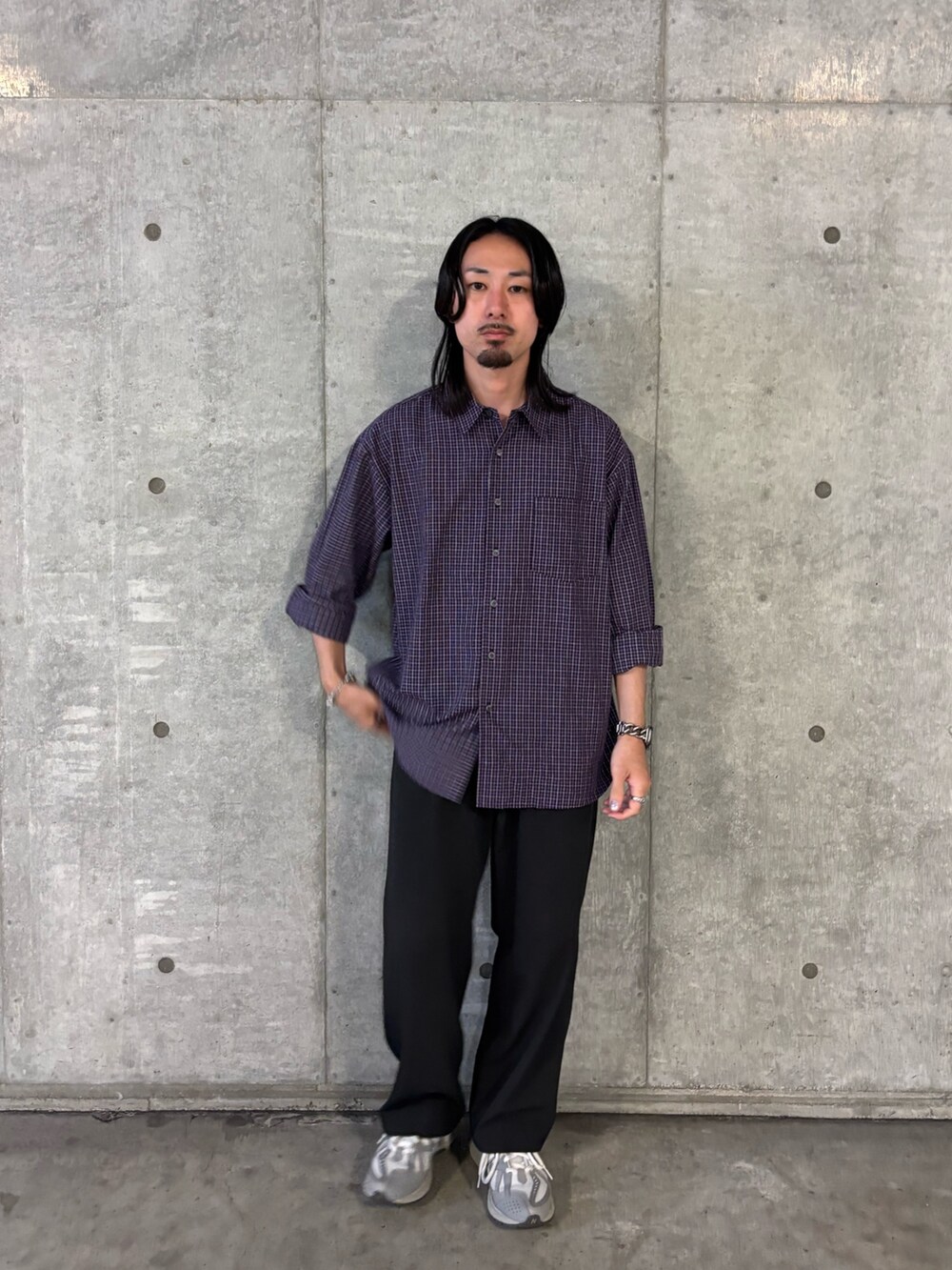 パープル系のシャツ/ブラウス、ブラック系のその他パンツを着用したメンズの秋コーディネートの2枚目の写真