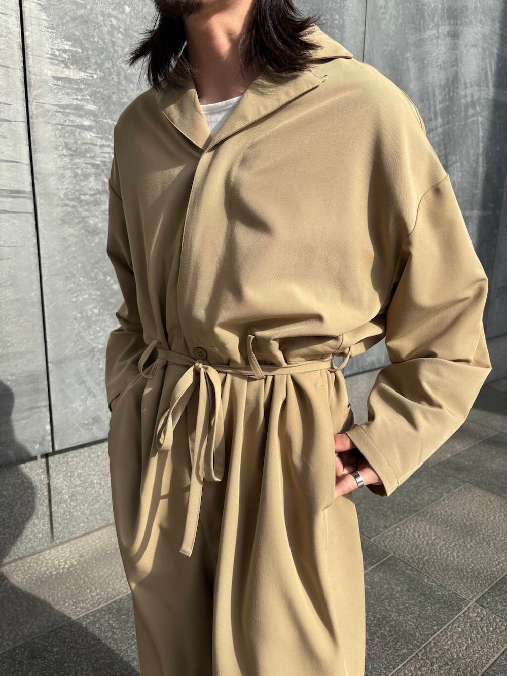 ベージュ系のその他パンツを着用したメンズの春コーディネートの4枚目の写真