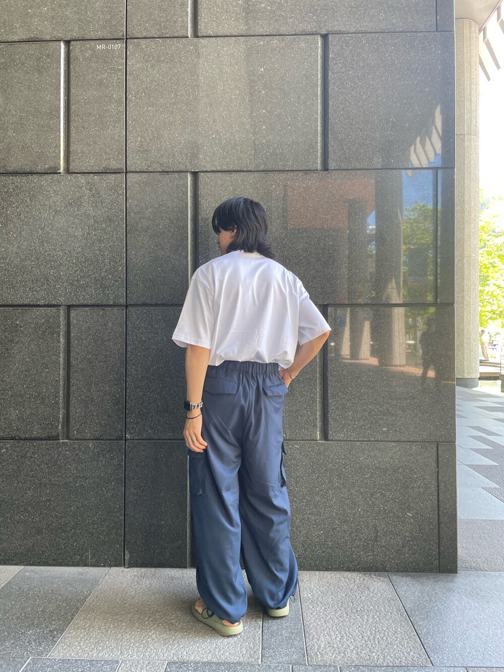 ホワイト系のTシャツ/カットソー、ブルー系のカーゴパンツを着用したメンズの夏コーディネートの2枚目の写真