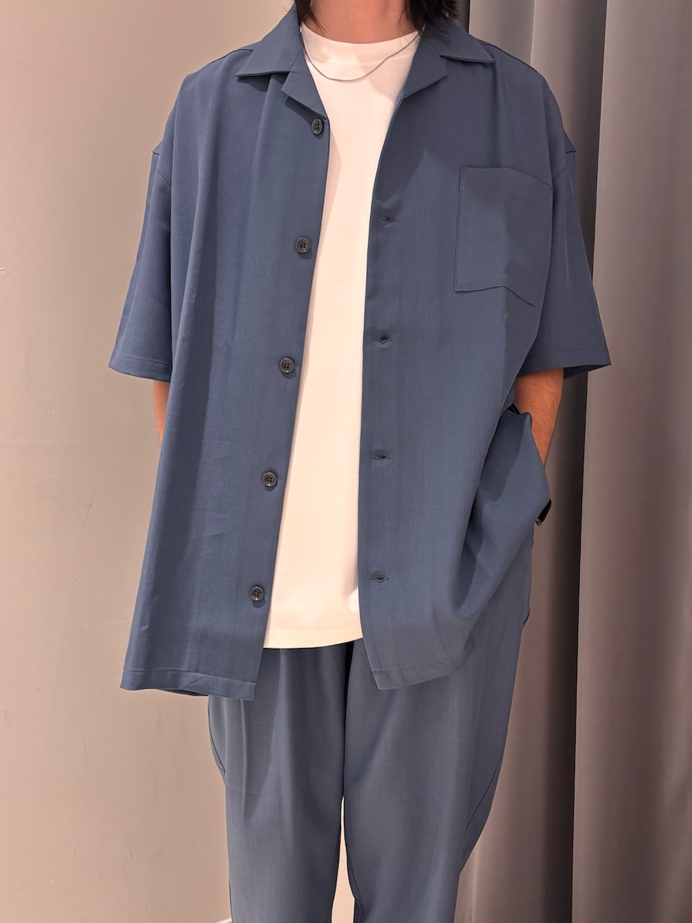 ブルー系のその他パンツ、ブルー系のシャツ/ブラウスを着用したメンズの夏コーディネートの2枚目の写真