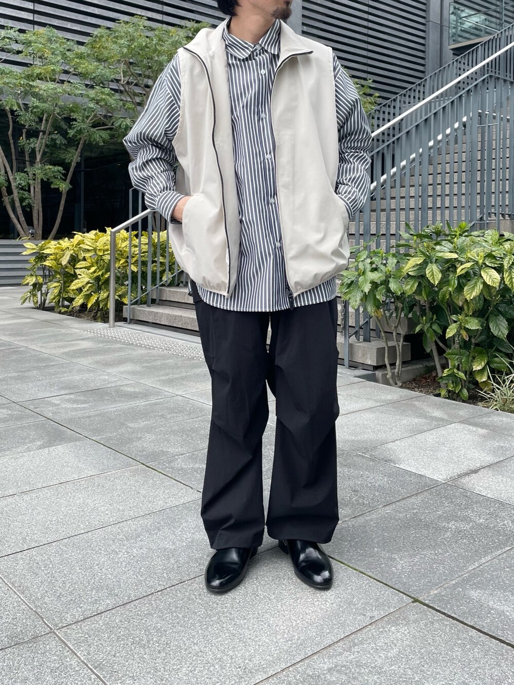 その他のシャツ/ブラウス、ブラック系のその他パンツ、ベージュ系のその他アウターを着用したメンズの春コーディネートの3枚目の写真