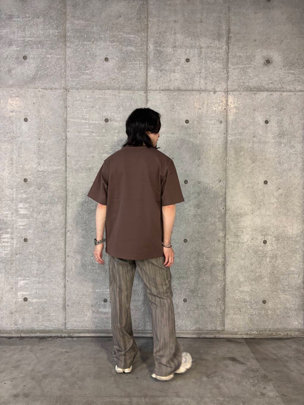 ブラウン系のTシャツ/カットソー、ベージュ系のその他パンツを着用したメンズの夏コーディネートの2枚目の写真