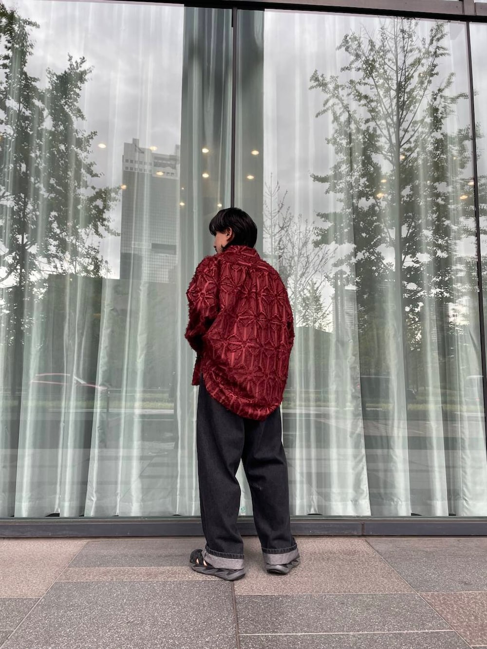 ブラック系のデニムパンツ、レッド系のシャツ/ブラウスを着用したメンズの秋コーディネートの3枚目の写真