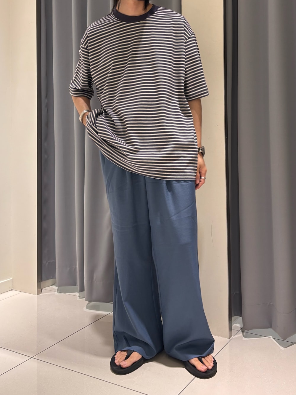 ブルー系のTシャツ/カットソー、ブルー系のその他パンツを着用したメンズの夏コーディネートの4枚目の写真