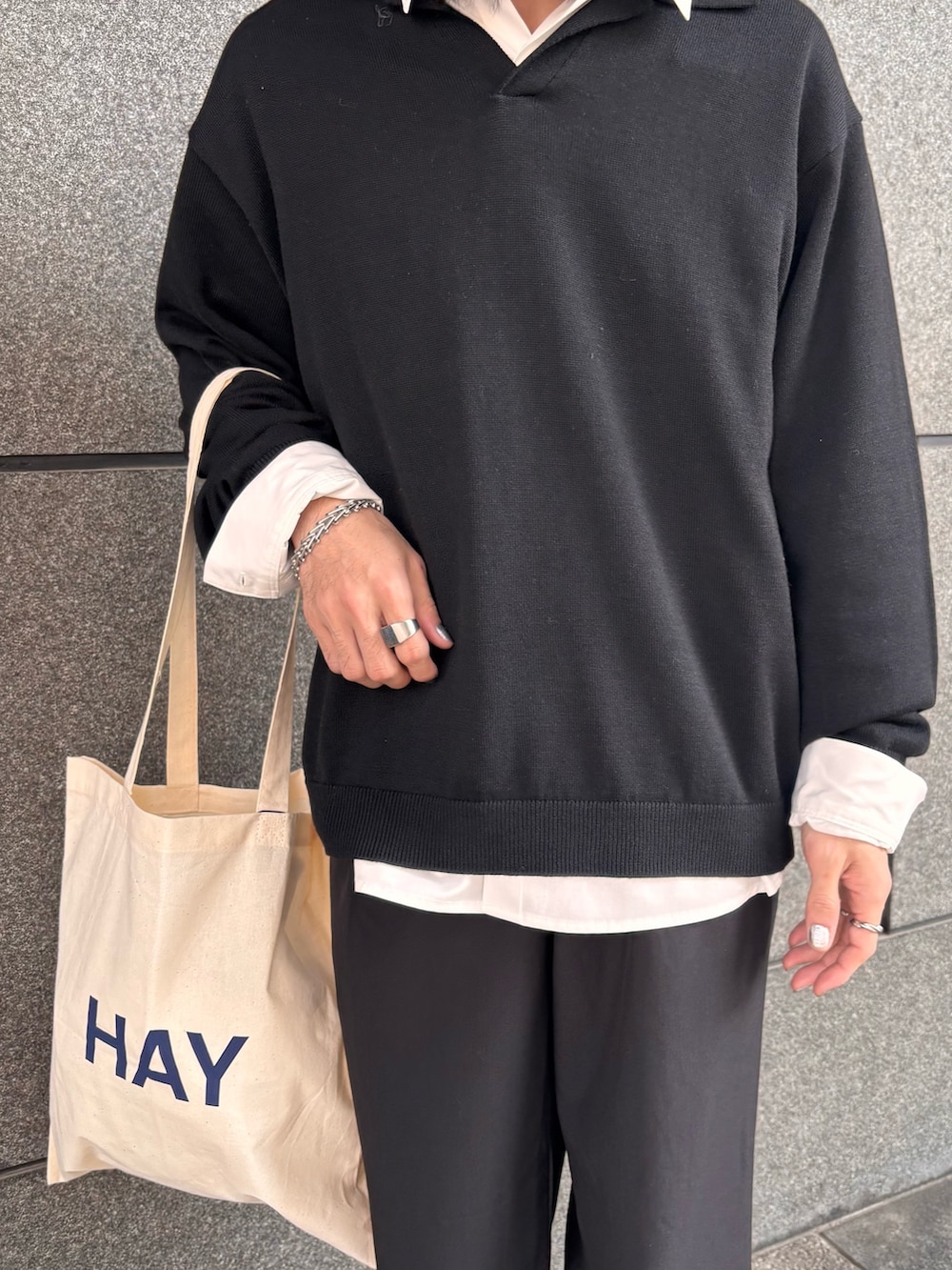 ホワイト系のシャツ/ブラウス、ブラック系のニット/セーター、ブラック系のスラックスを着用したメンズの冬コーディネートの3枚目の写真