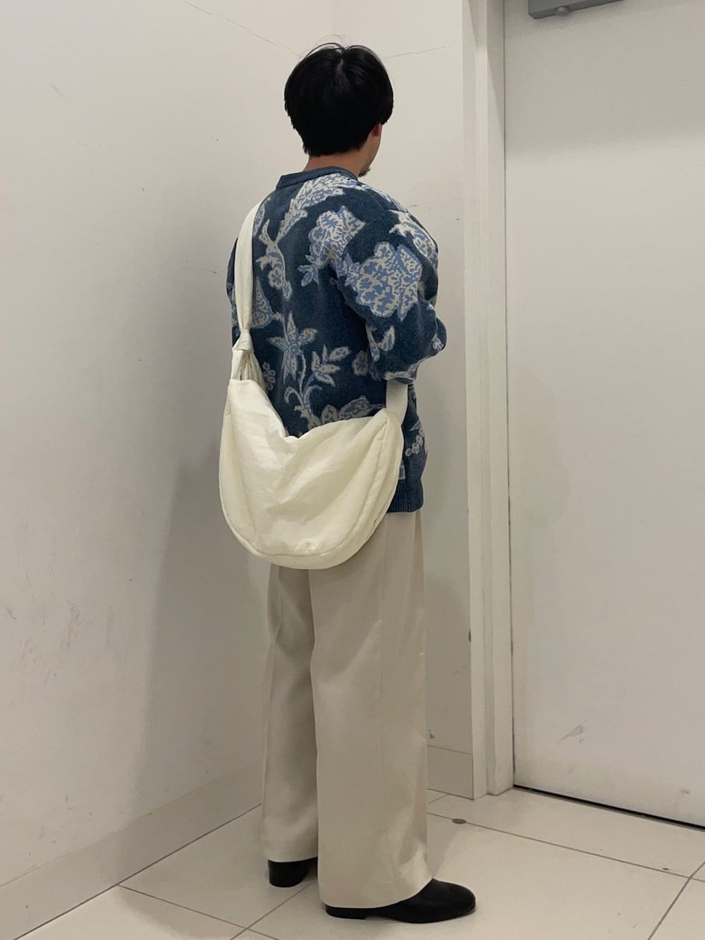 ブルー系のその他パンツ、ブルー系のニット/セーターを着用したメンズの冬コーディネートの2枚目の写真