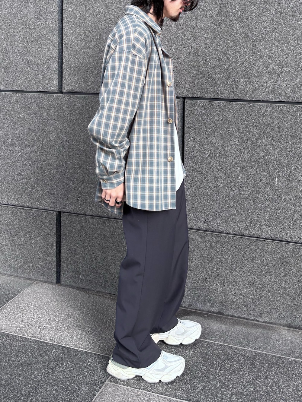 ホワイト系のTシャツ/カットソー、ブルー系のシャツ/ブラウス、グレー系のスラックスを着用したメンズの冬コーディネートの3枚目の写真