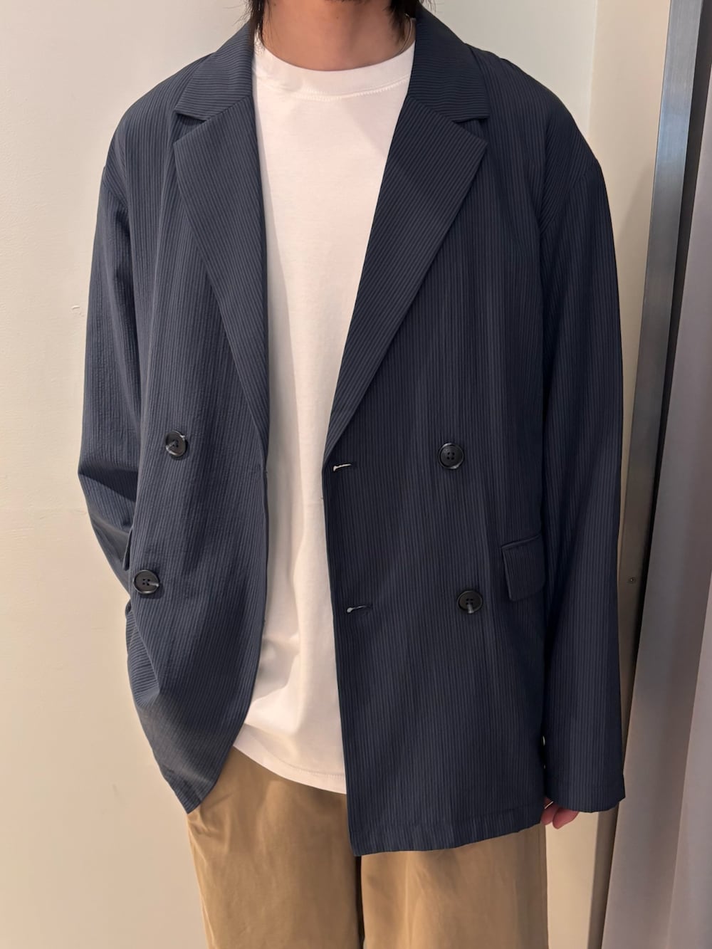 ブルー系のその他アウター、ベージュ系のその他パンツを着用したメンズの夏コーディネートの2枚目の写真