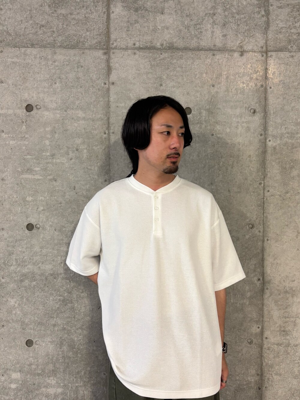 ホワイト系のTシャツ/カットソー、グリーン系のデニムパンツを着用したメンズの秋コーディネートの3枚目の写真