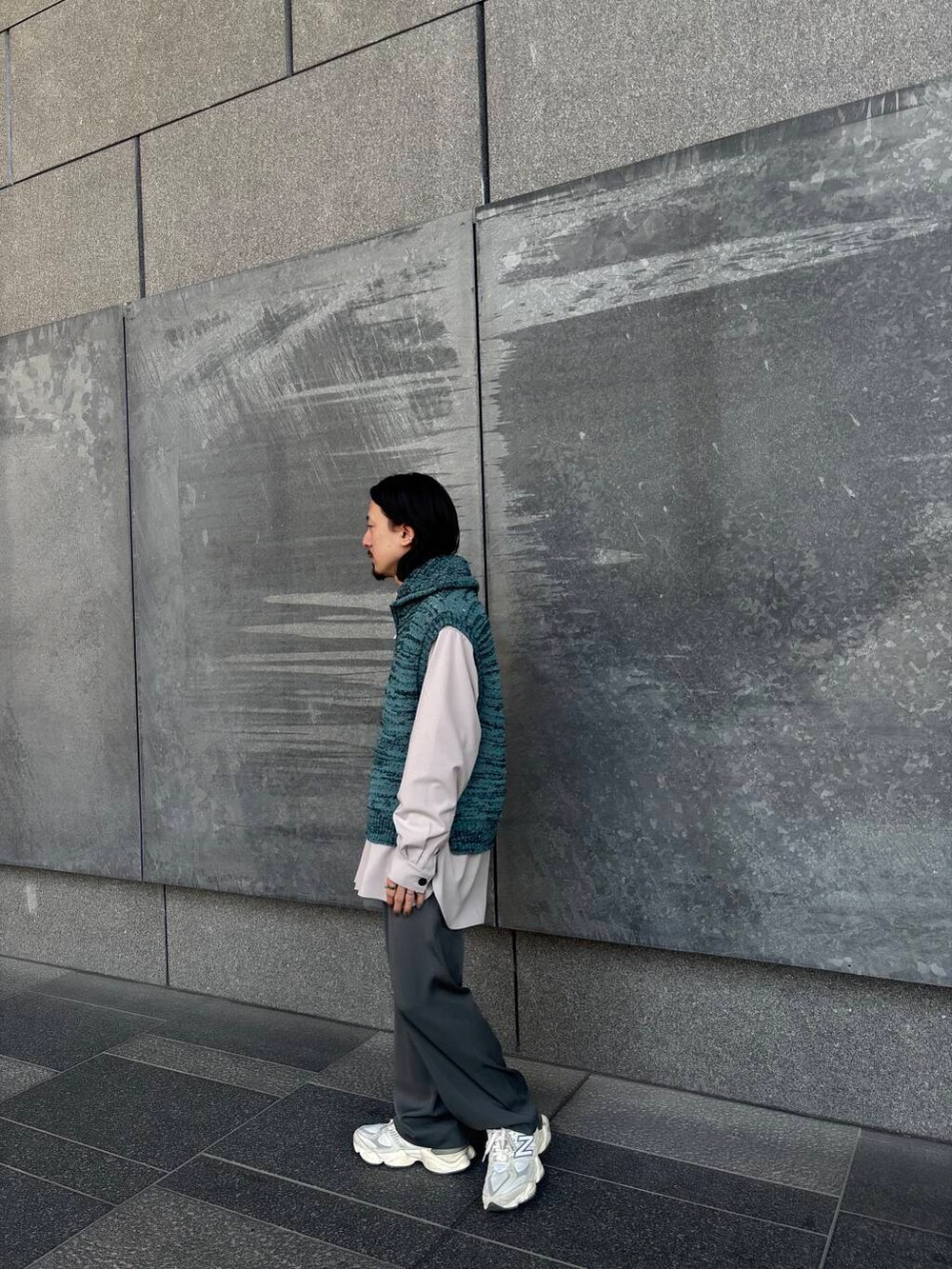 グレー系のその他パンツ、グレー系のシャツ/ブラウス、ブルー系のベストを着用したメンズの冬コーディネートの2枚目の写真