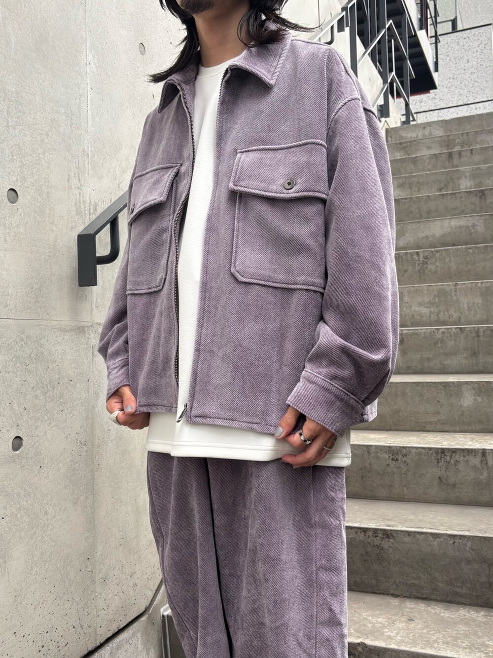 パープル系のブルゾン、パープル系のその他パンツを着用したメンズの秋コーディネートの4枚目の写真