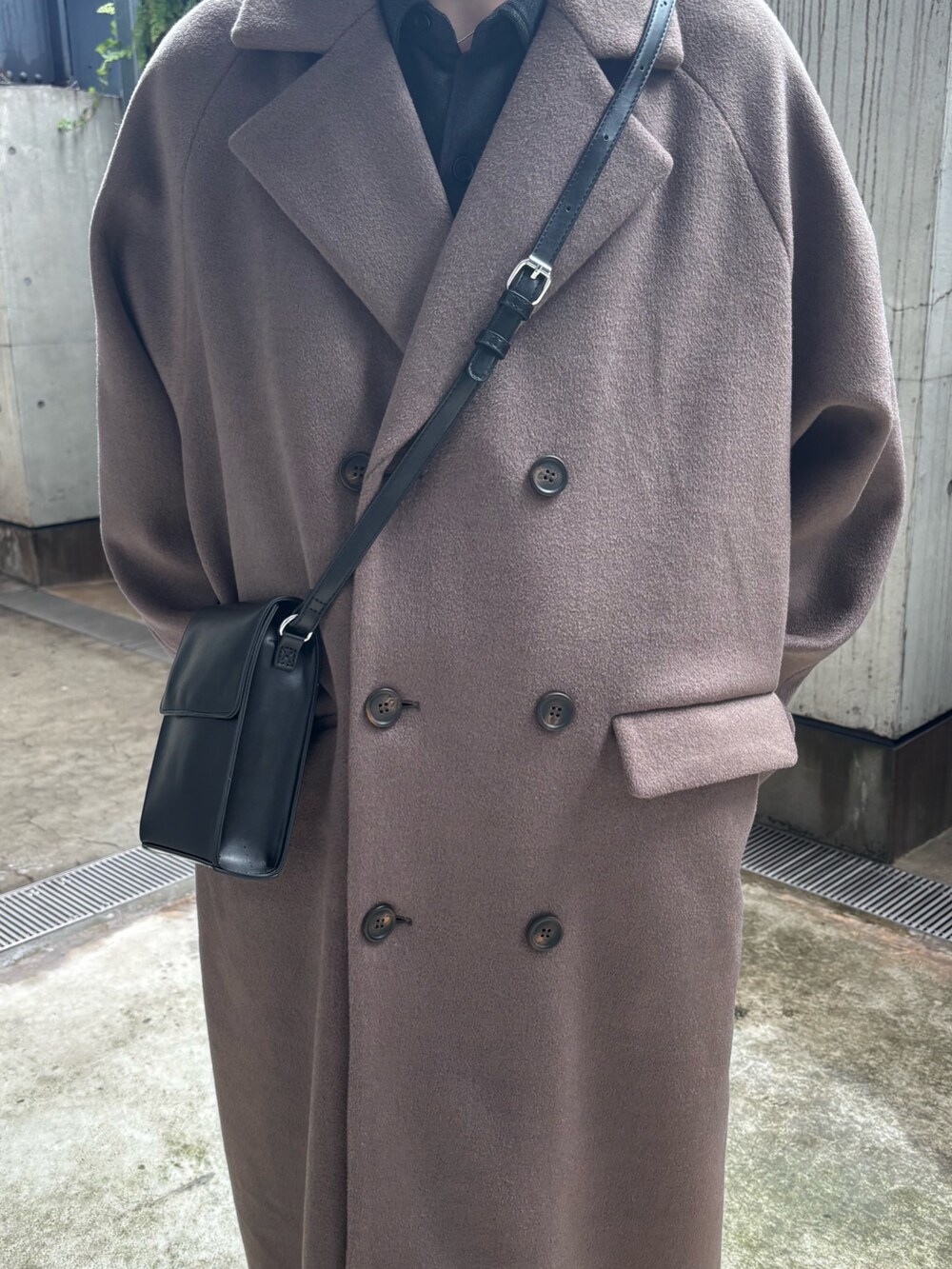 ブラウン系のその他アウター、グレー系のその他パンツ、ブラック系のショルダーバッグを着用したメンズの秋コーディネートの3枚目の写真